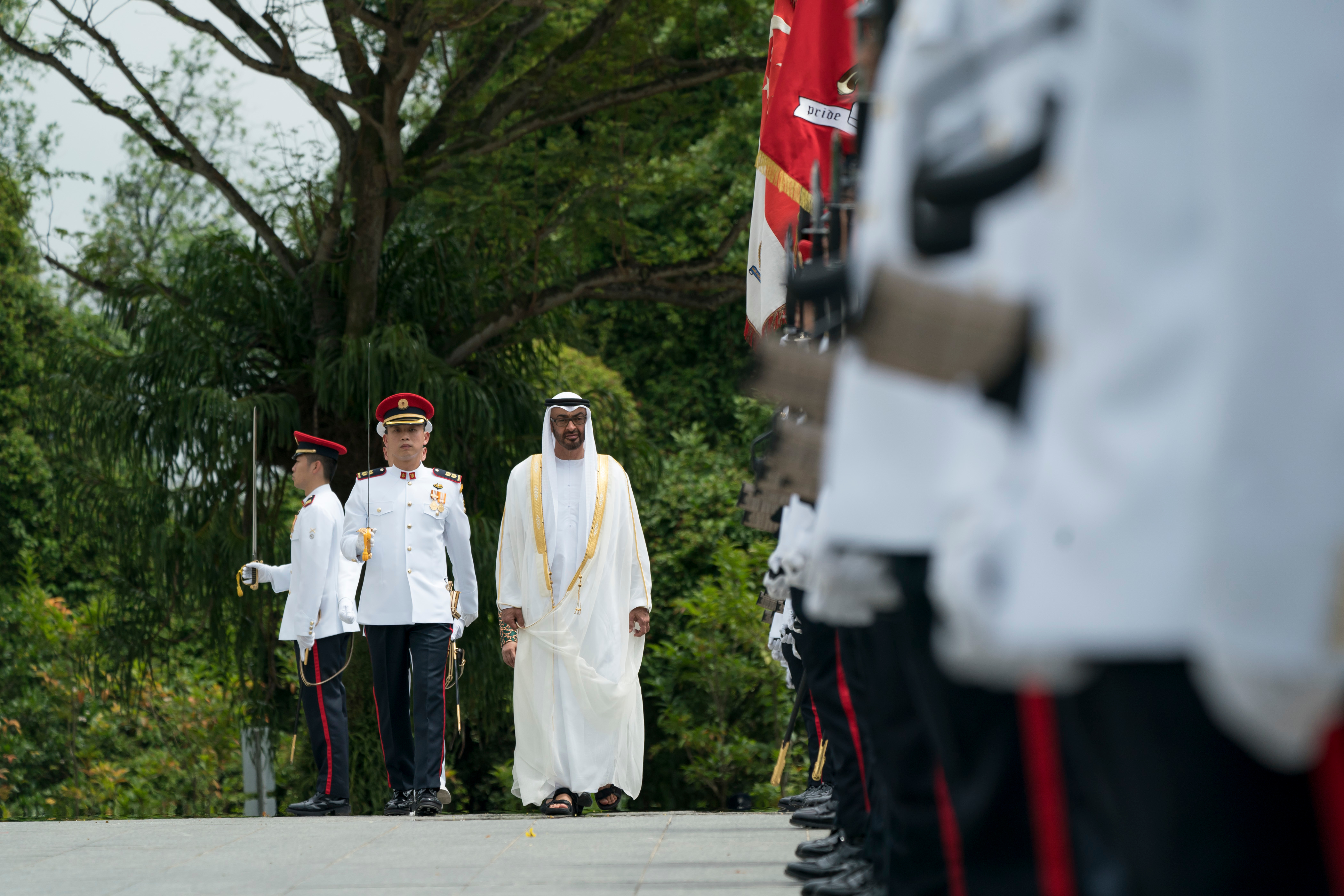 رئيسة سنغافورة تستقبل محمد بن زايد في القصر الجمهوري بسنغافورة حيث جرت لسموه مراسم استقبال رسمية.