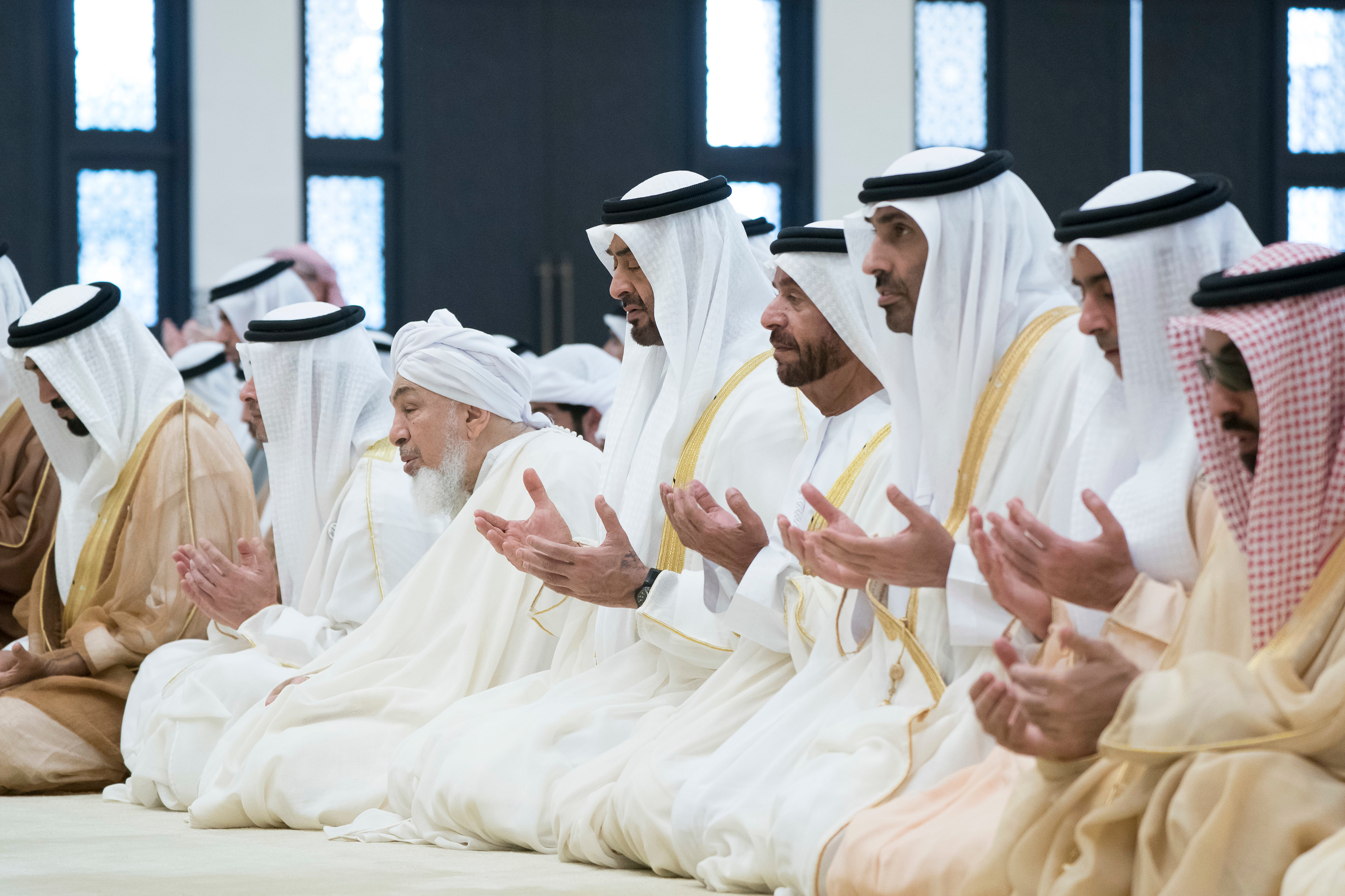محمد بن زايد يؤدي صلاة عيد الفطر مع الشيوخ وجموع المصلين في جامع الشيخ سلطان بن زايد الأول بأبوظبي.