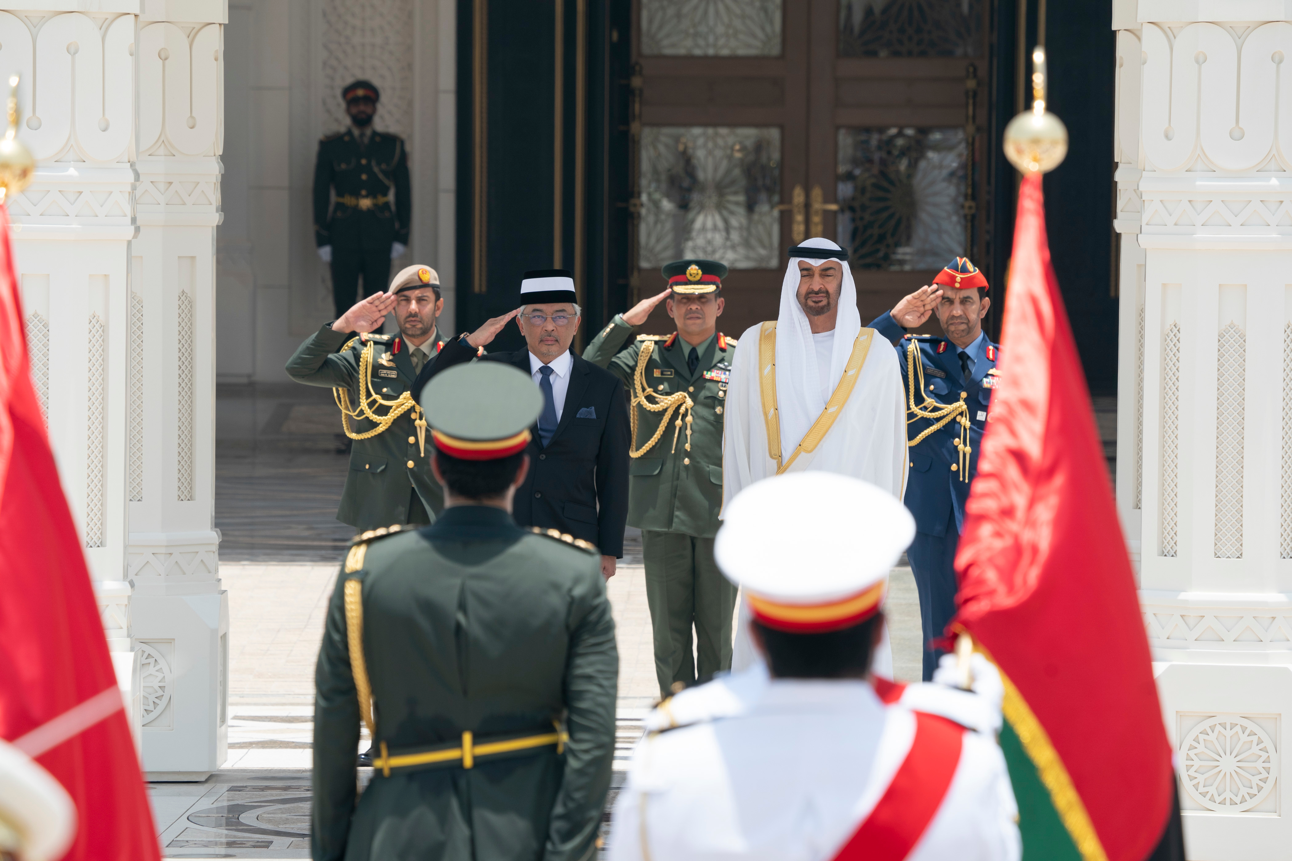 محمد بن زايد يستقبل ملك ماليزيا السلطان عبدالله أحمد شاه حيث جرت له مراسم استقبال رسمية في قصر الوطن.