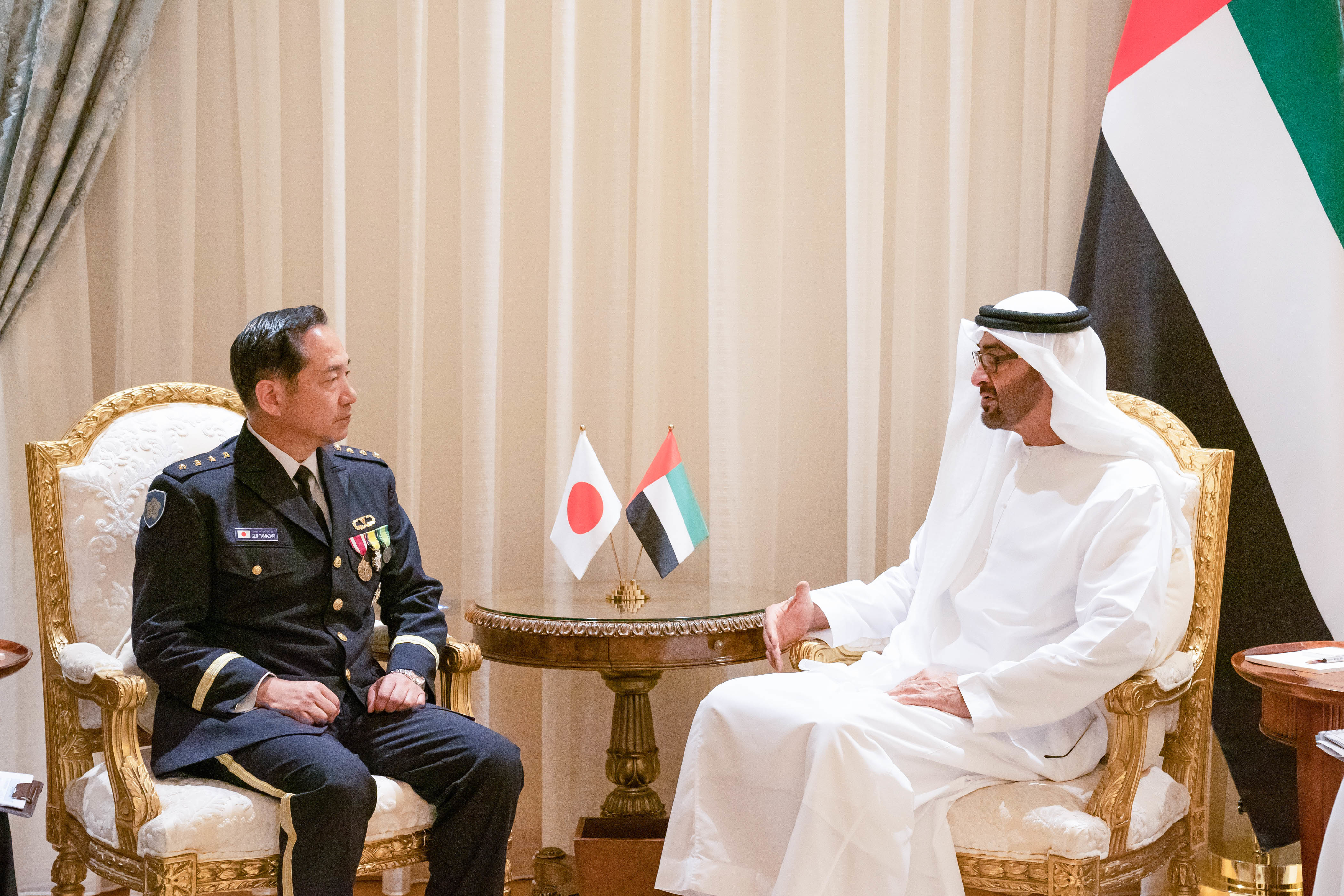 محمد بن زايد يستقبل رئيس أركان القوات اليابانية المشتركة ويبحث معه التعاون والتنسيق في الشؤون الدفاعية والعسكرية.