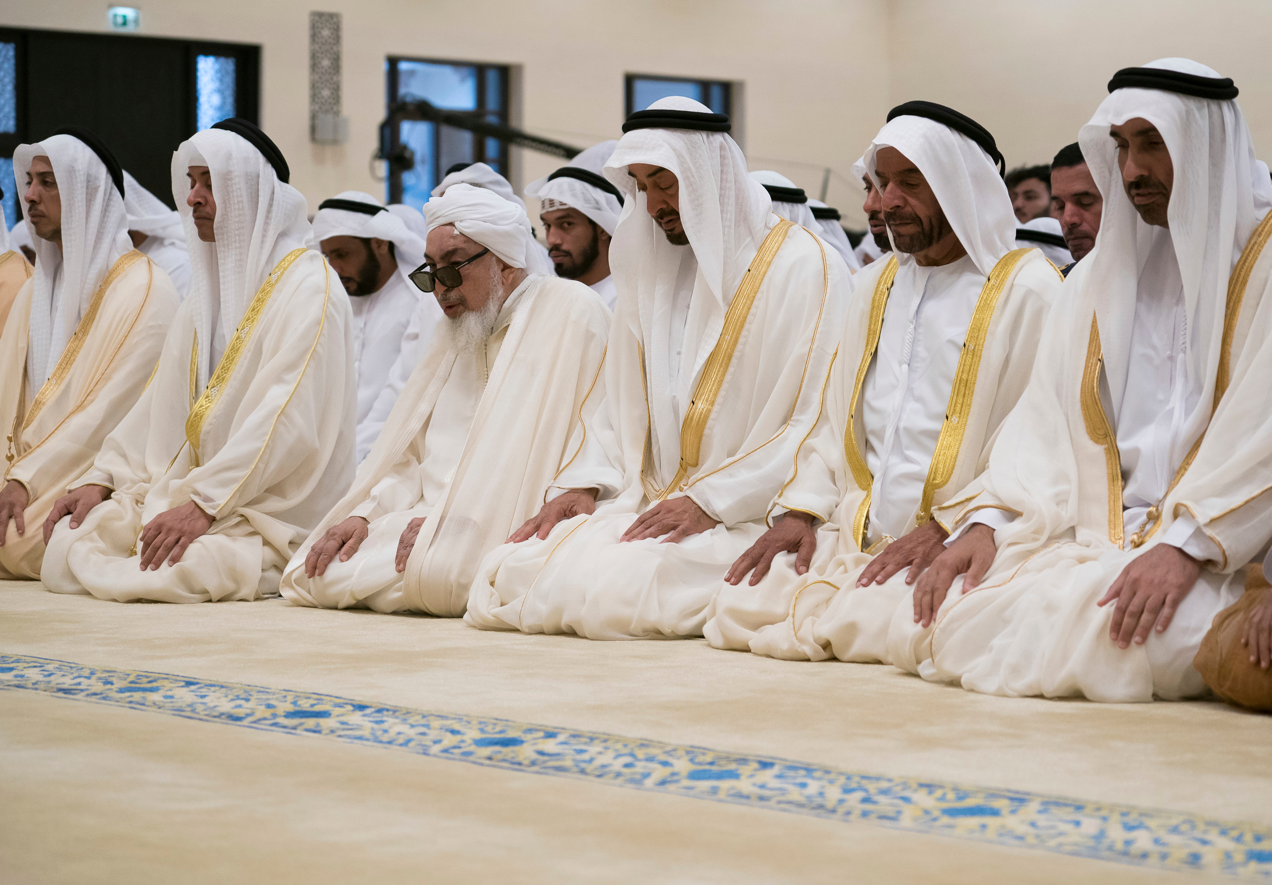 محمد بن زايد يؤدي صلاة عيد الأضحى المبارك مع الشيوخ وجموع المصلين في جامع الشيخ سلطان بن زايد الأول بأبوظبي