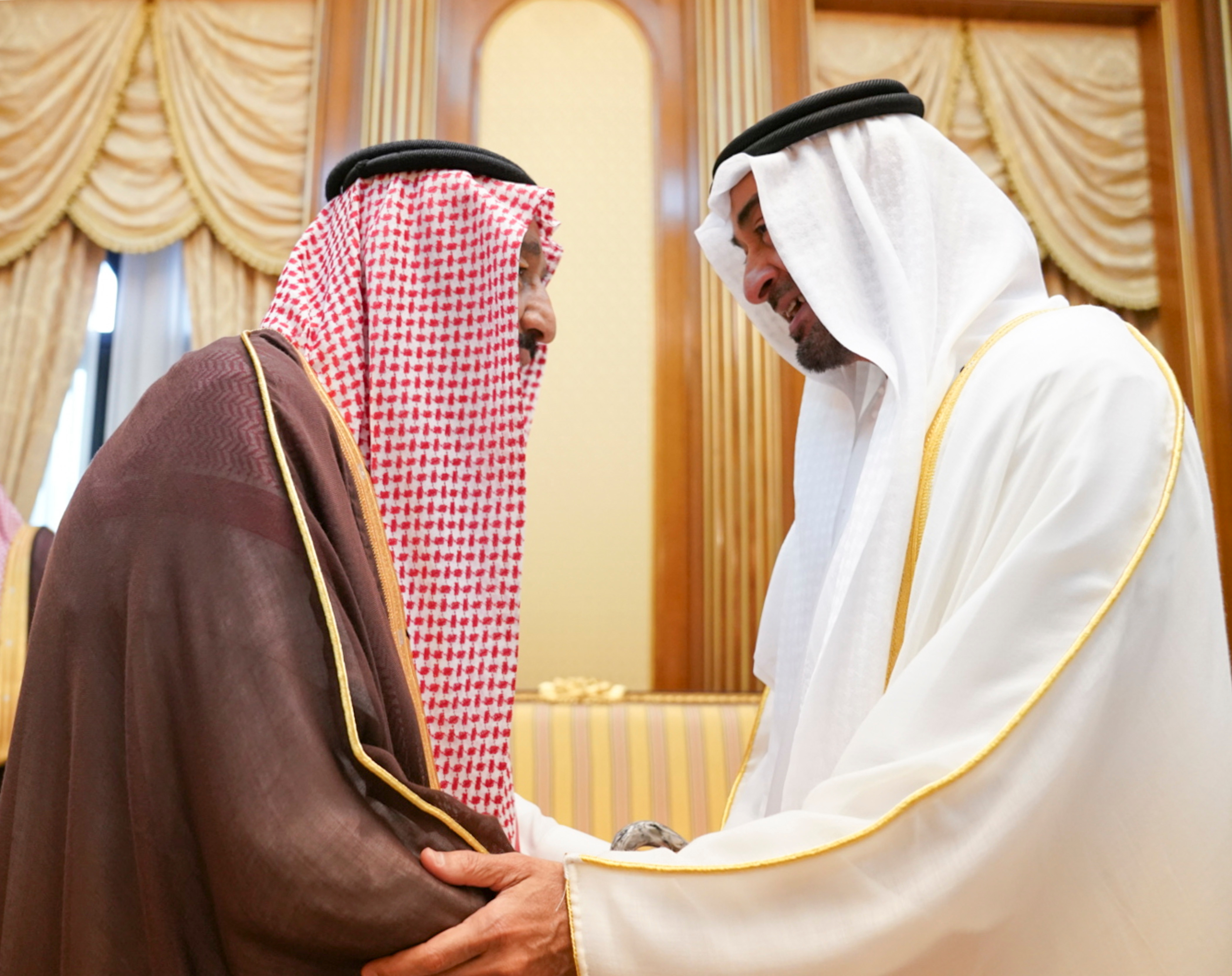 خادم الحرمين الشريفين الملك سلمان بن عبدالعزيز ومحمد بن زايد يبحثان في مكة المكرمة تعزيز العلاقات الأخوية الراسخة وعددا من القضايا الإقليمية والدولية ذات الاهتمام المشترك