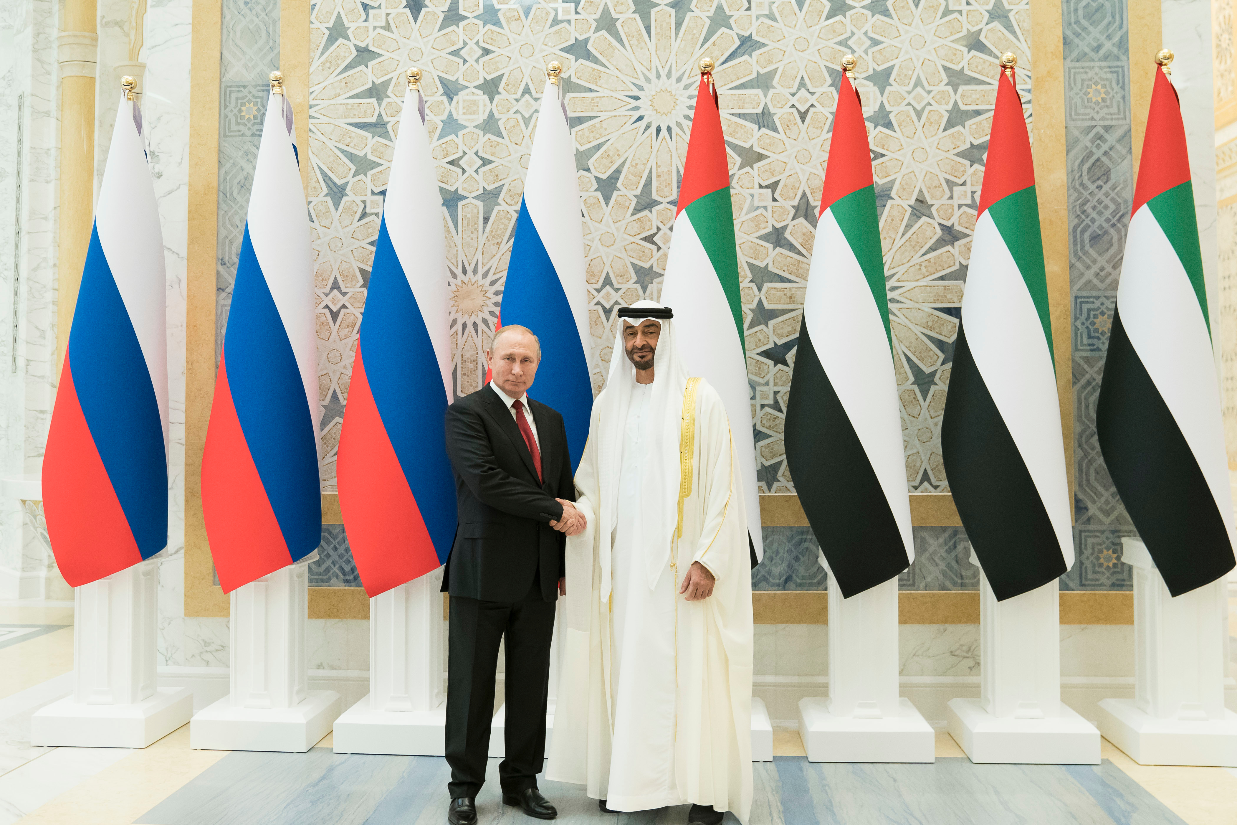 محمد بن زايد يستقبل الرئيس الروسي فلاديمير بوتين في قصر الوطن حيث جرت له مراسم استقبال رسمية.