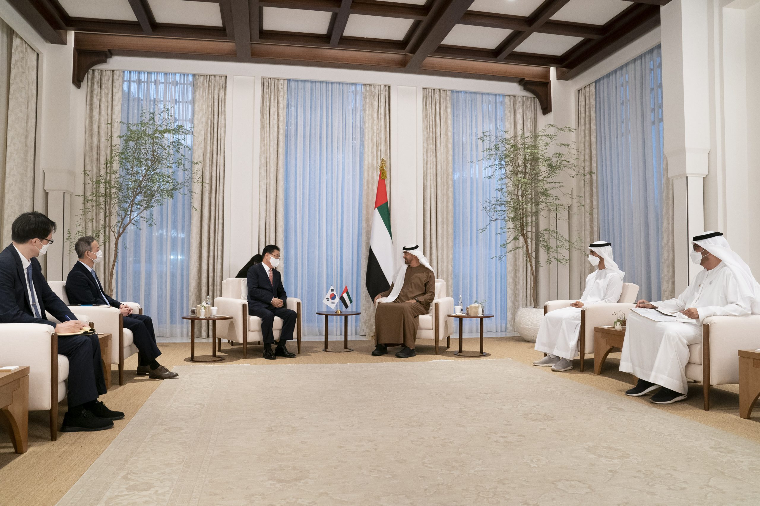 التقى الشيخ محمد بن زايد آل نهيان، ولي عهد أبوظبي نائب القائد الأعلى للقوات المسلحة وزير خارجية كوريا الجنوبية جيونغ وي يونغ.