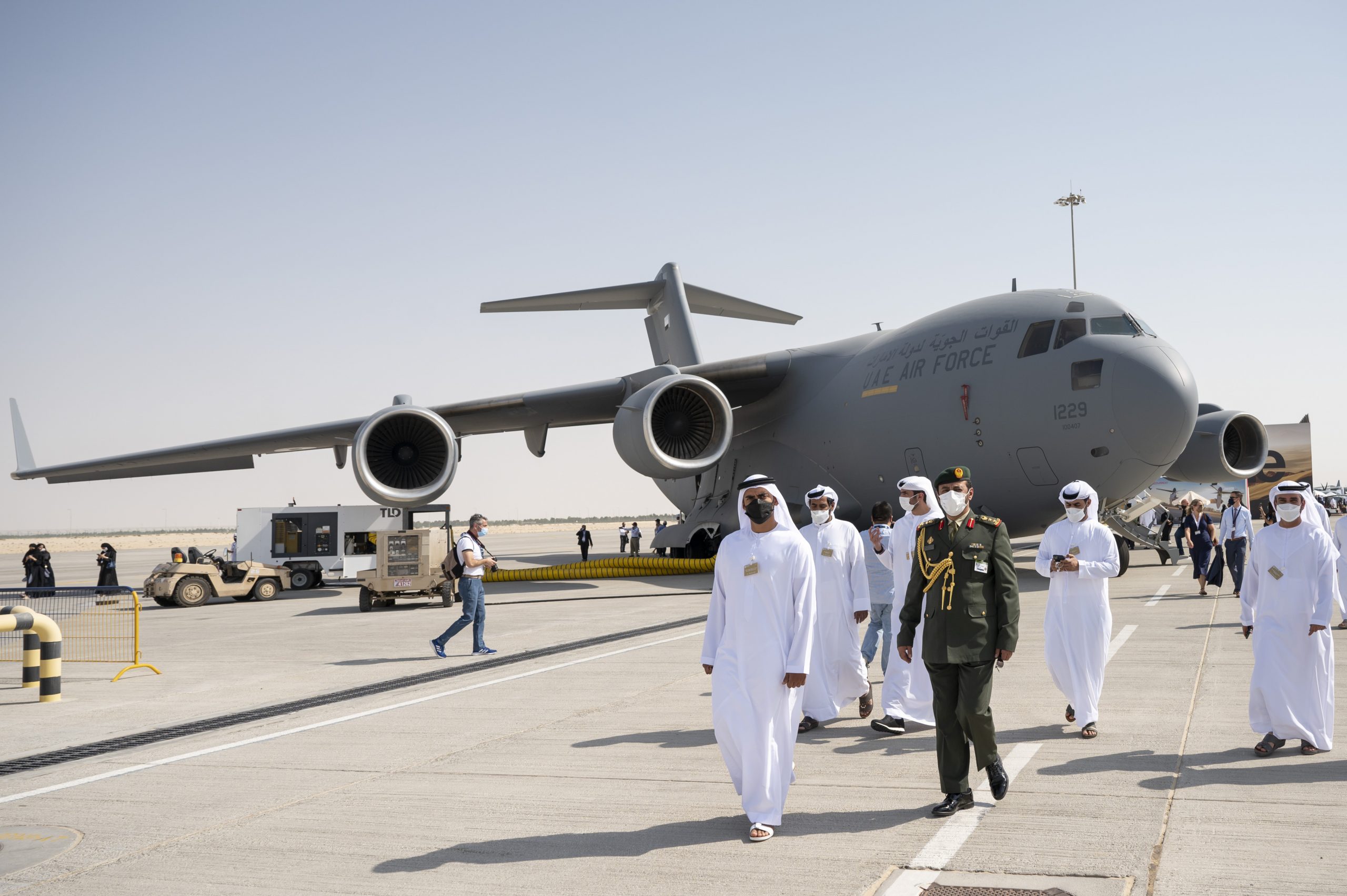 الشيخ زايد بن محمد بن زايد يقوم بجولة في معرض دبي للطيران 2021