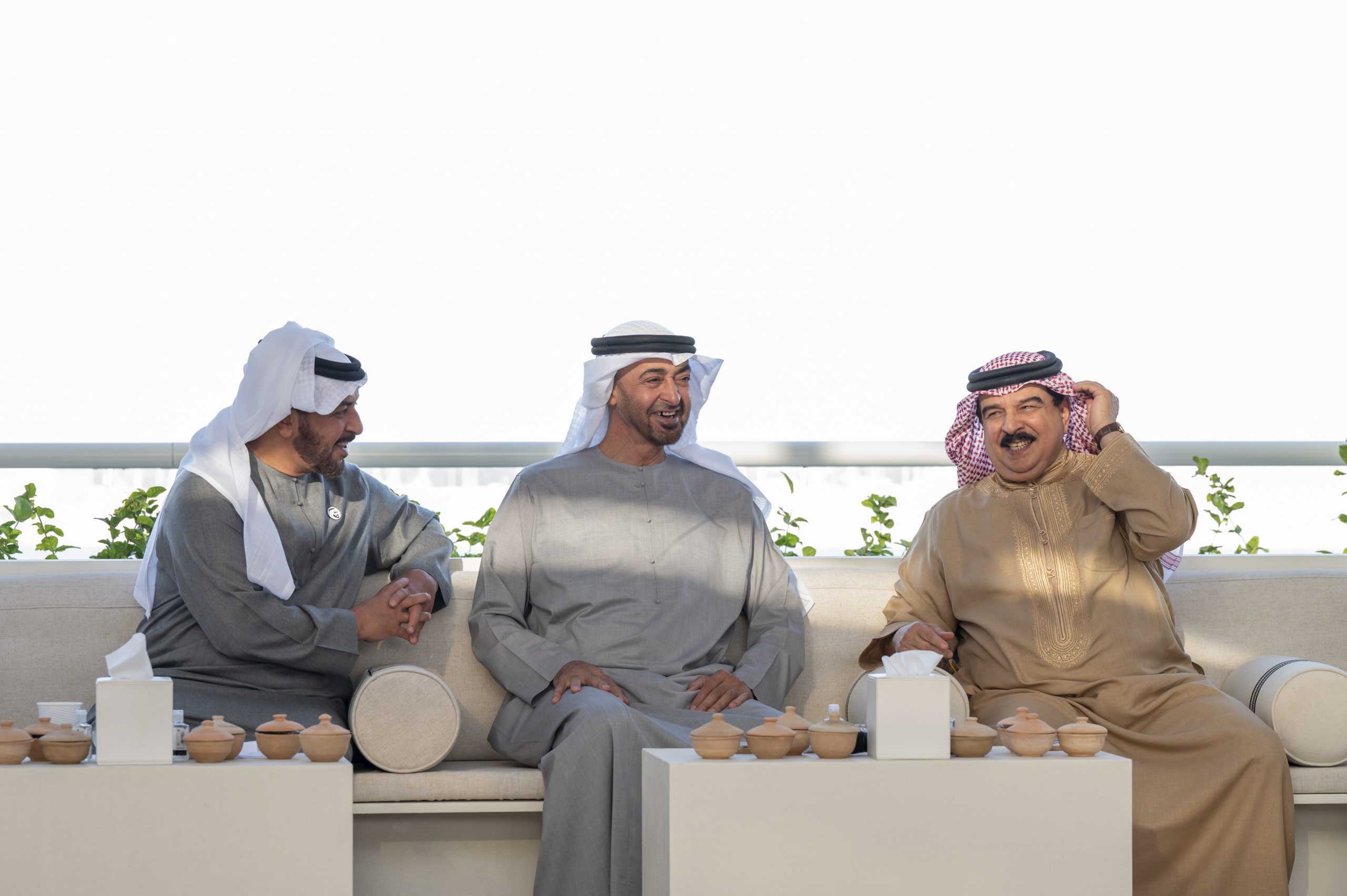 عام  شارك صاحب السمو الشيخ محمد بن زايد يستقبل ملك البحرين لدى وصوله البلاد ويبحث معه العلاقات الأخوية والتطورات في المنطقة