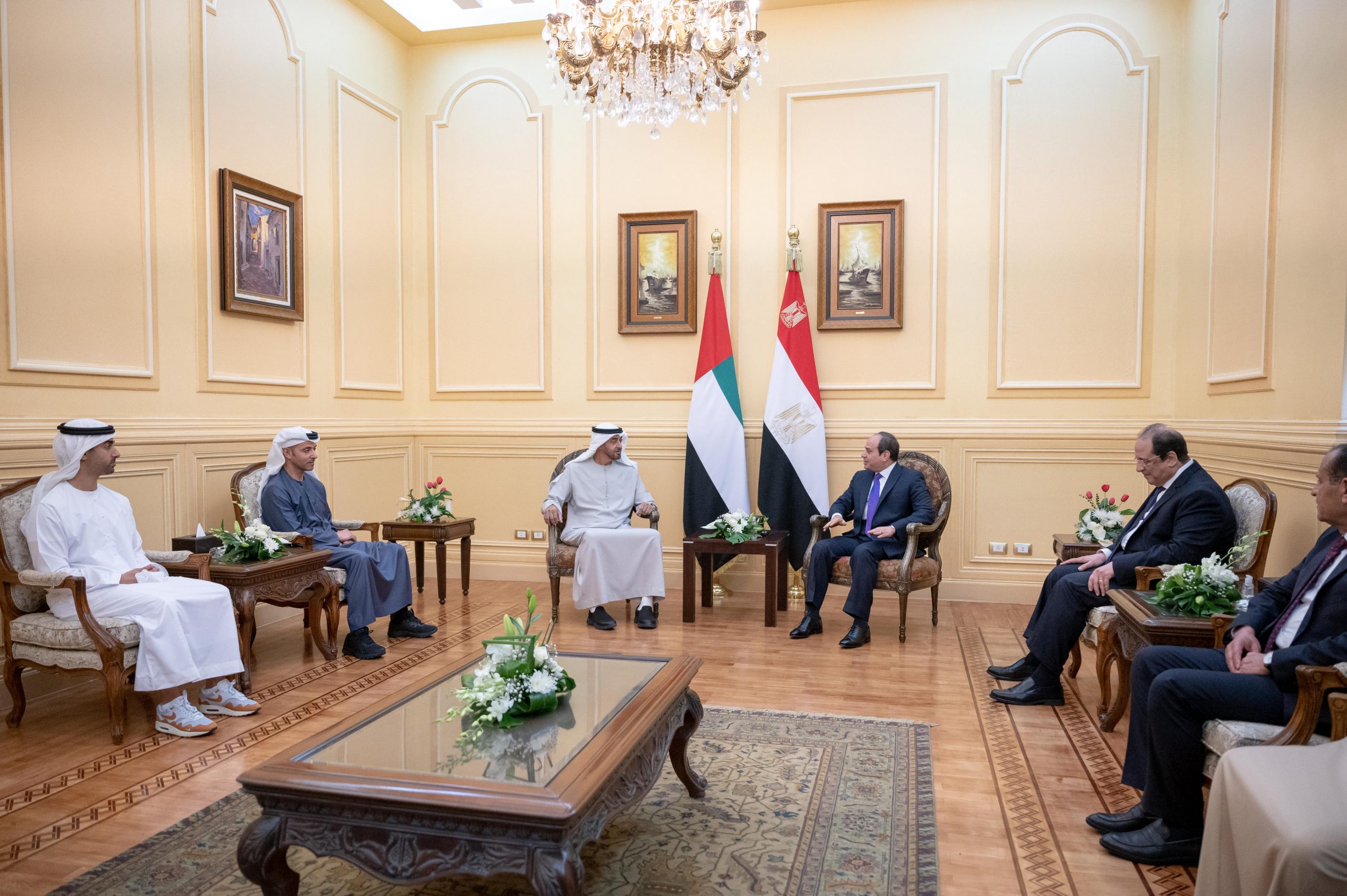 الرئيس المصري يلتقى الشيخ محمد بن زايد آل نهيان في شرم الشيخ