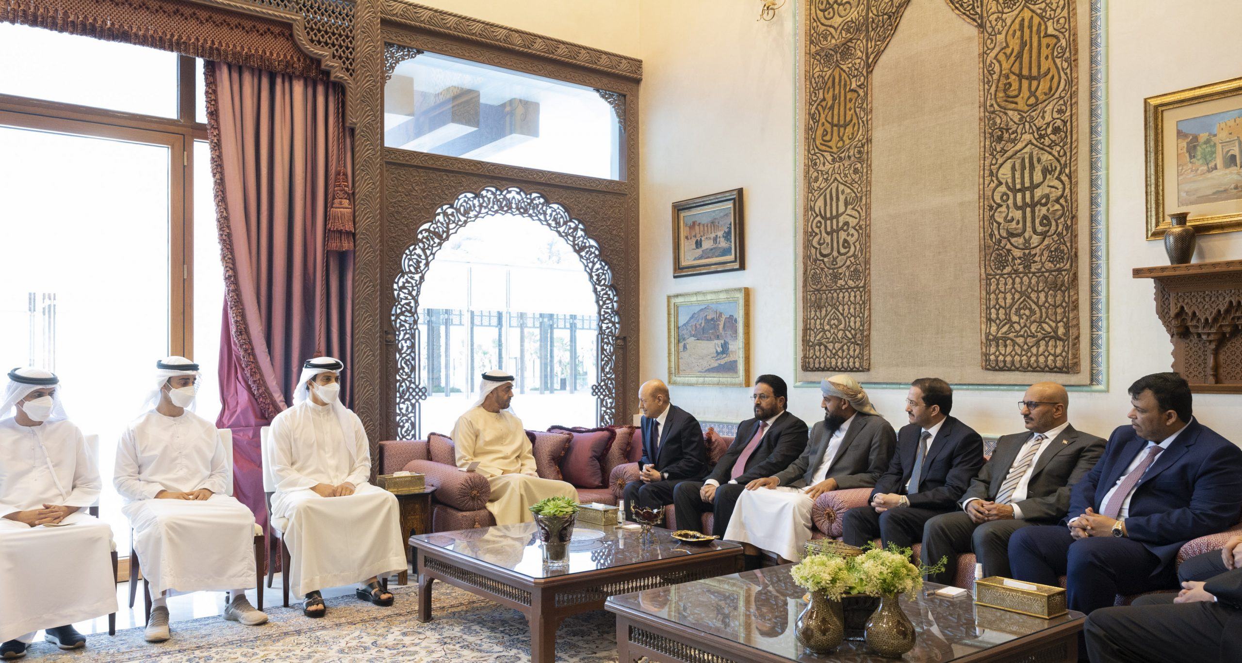 الشيخ محمد بن زايد يلتقي رئيس واعضاء مجلس القيادة الرئاسي اليمني