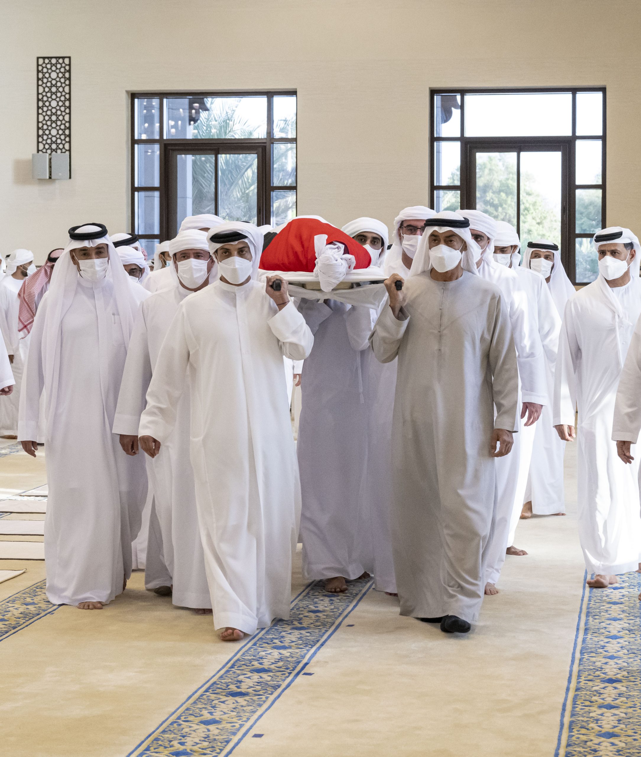 محمد بن زايد والشيوخ يؤدون صلاة الجنازة على فقيد الوطن الشيخ خليفة بن زايد ال نهيان