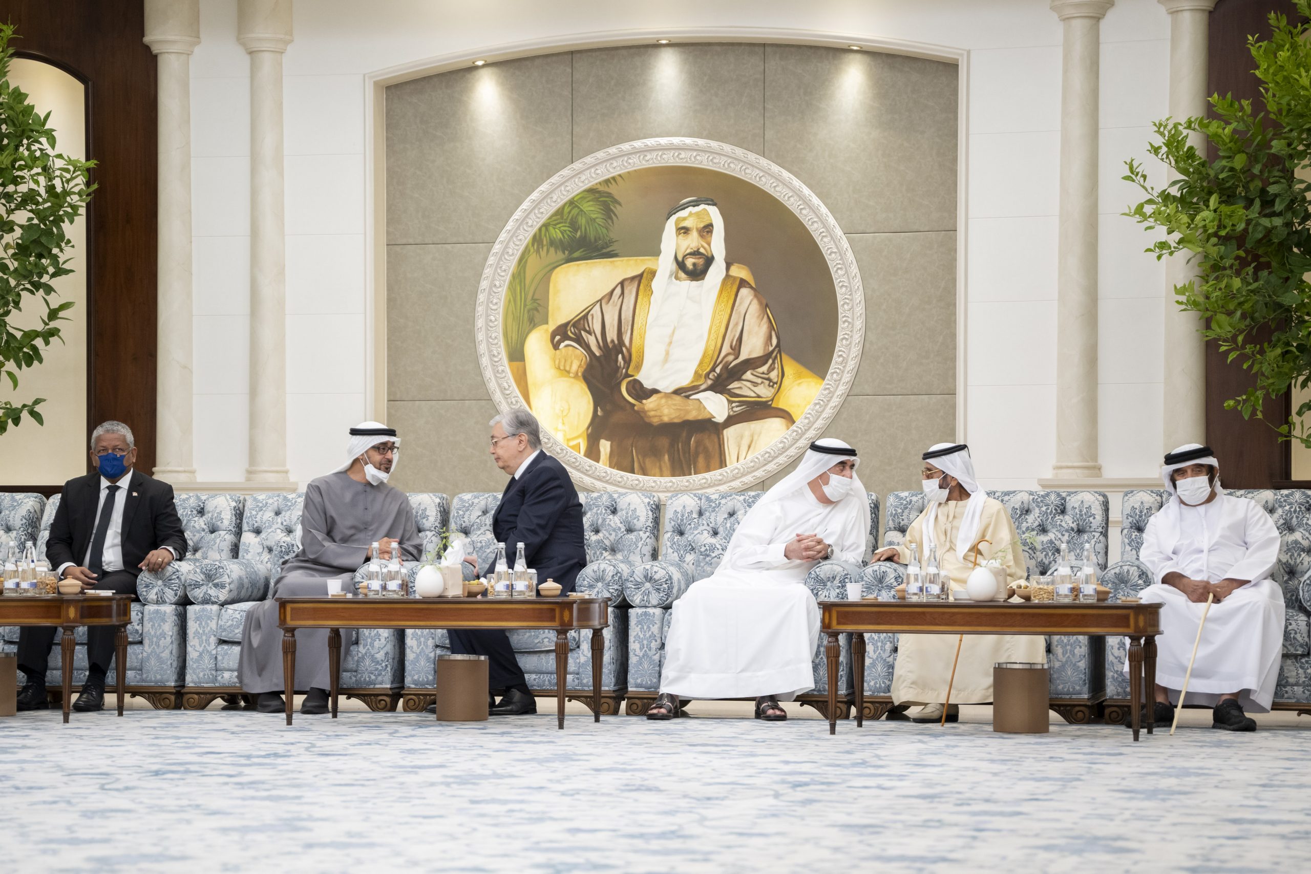 رئيس الدولة يواصل تقبل التعازي لليوم الثاني من قادة الدول في وفاة الشيخ خليفة.
