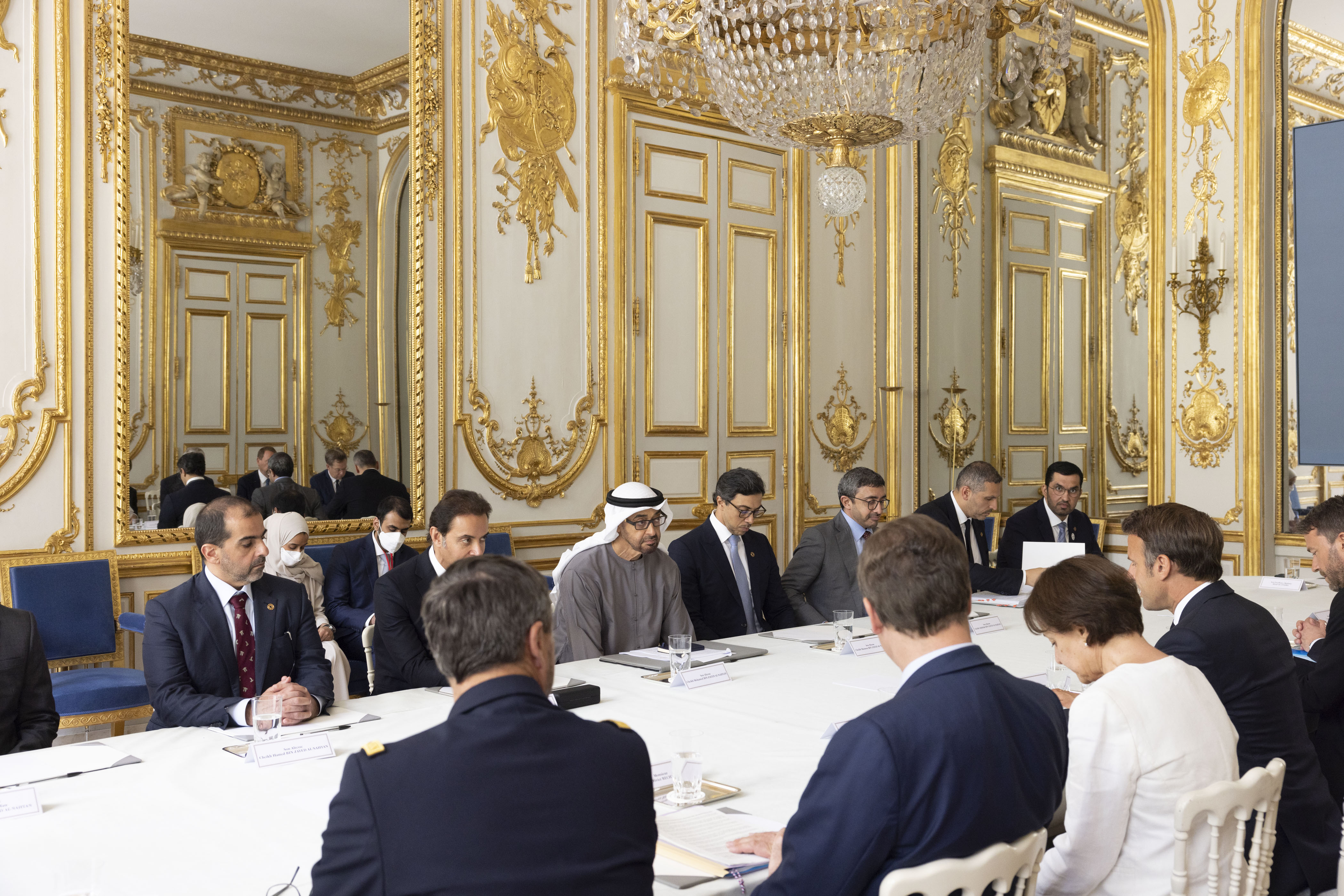 الشيخ محمد بن زايد آل نهيان رئيس الدولة يصل إلى فرنسا ويلتقي الرئيس الفرنسي