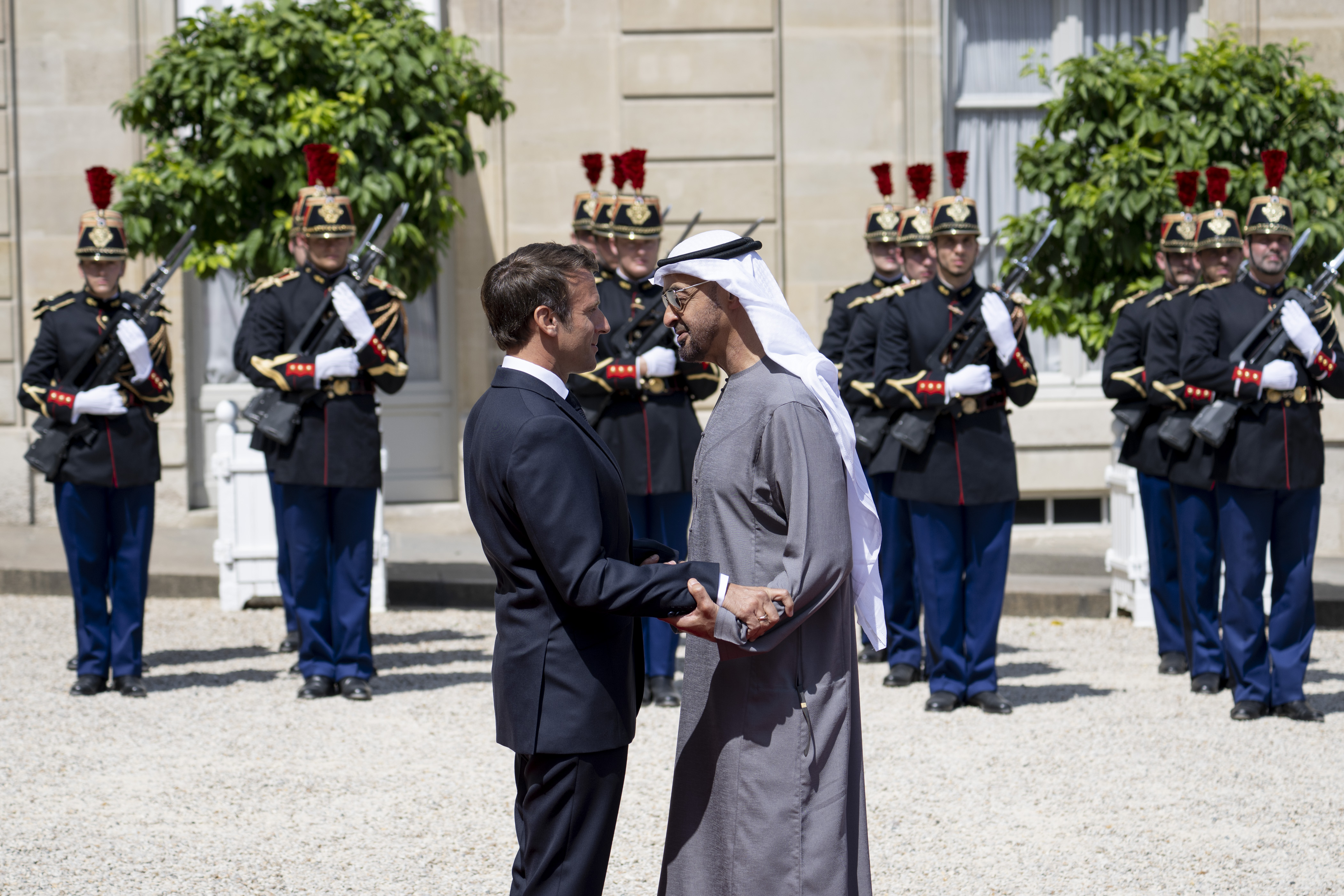 صاحب السمو الشيخ ⁧محمد بن زايد آل نهيان يصل قصر الإليزيه وفي استقباله الرئيس الفرنسي