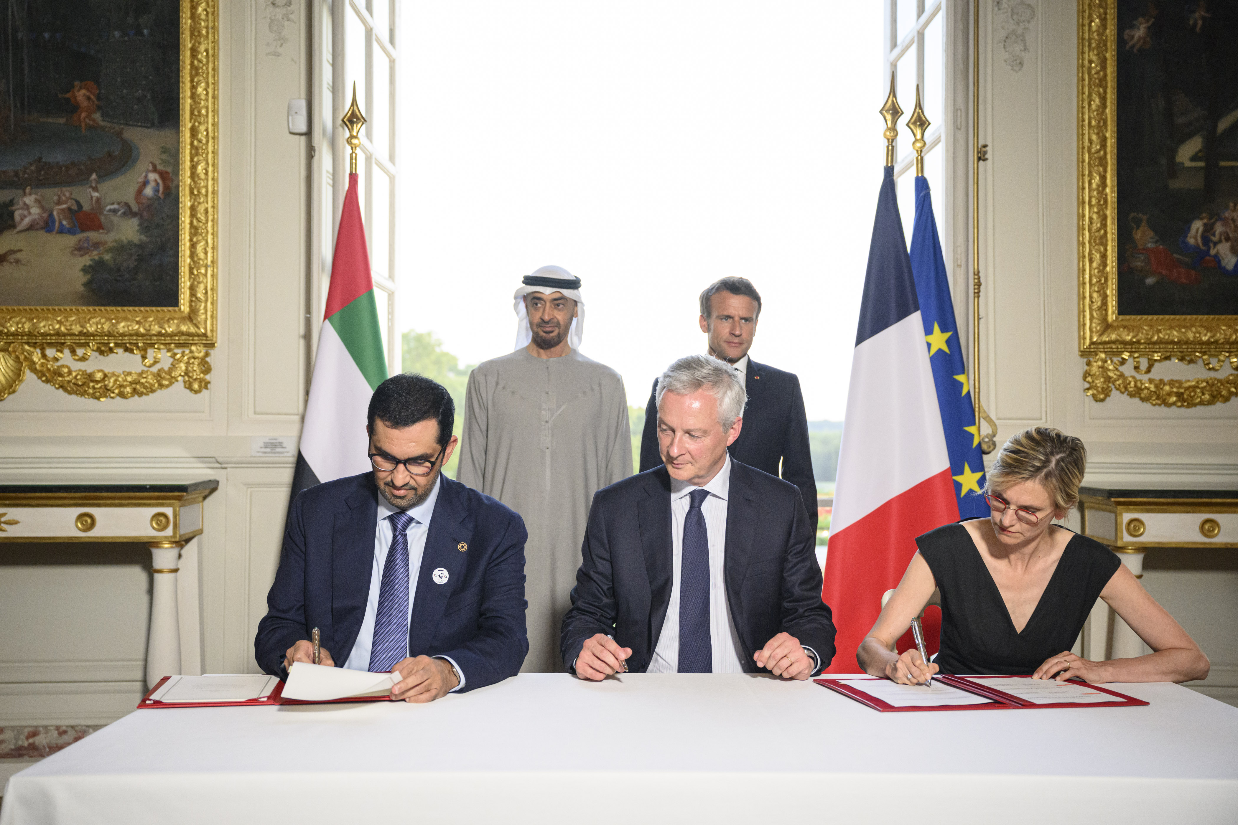 رئيس الدولة وإيمانويل ماكرون يشهدان توقيع اتفاقية شراكة إستراتيجية شاملة في مجال الطاقة بين ⁧‫#الإمارات‬⁩ و ⁧‫#فرنسا‬⁩