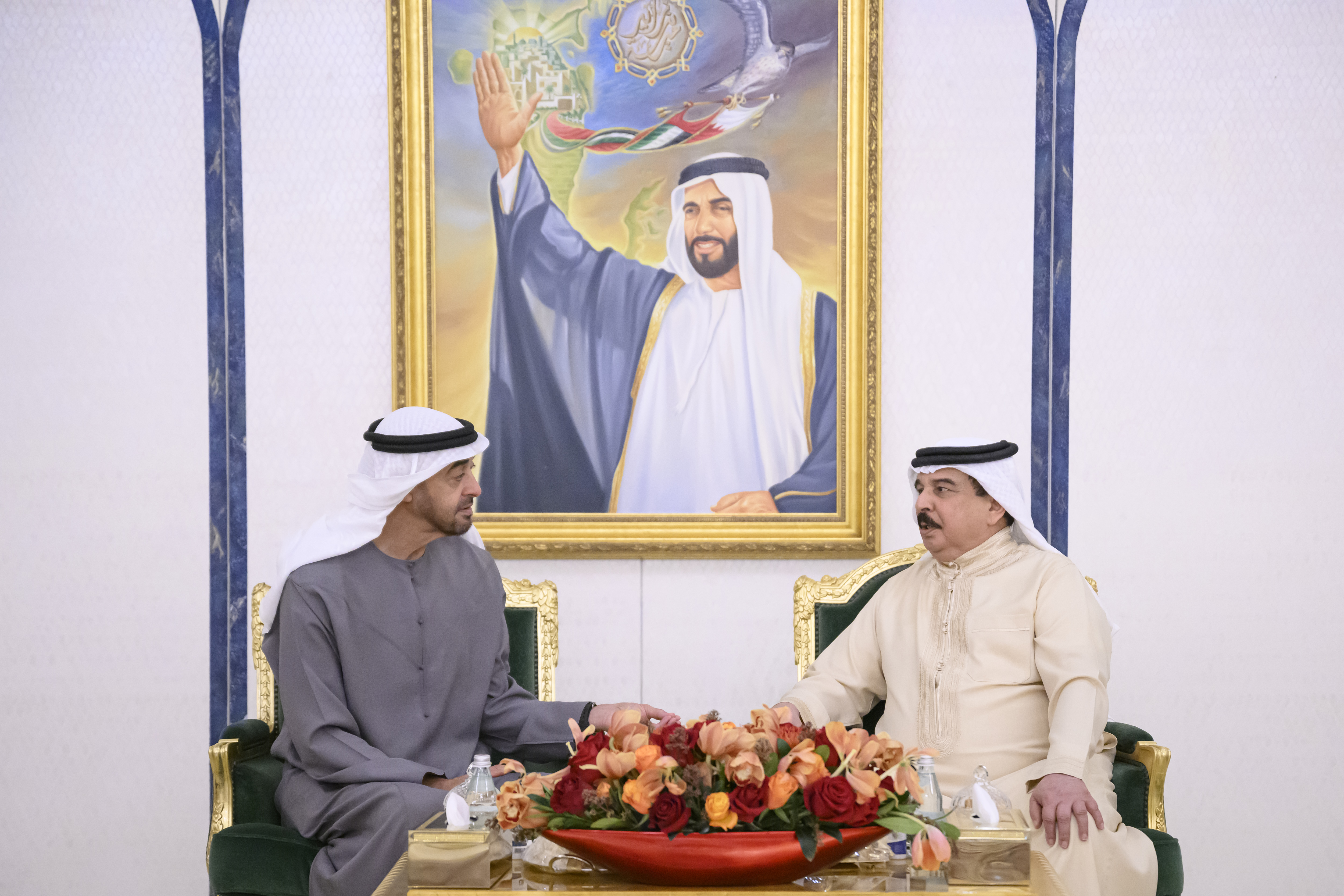 رئيس الدولة يلتقي ملك البحرين و يبحثان العلاقات الأخوية و المستجدات على الساحتين الإقليمية و الدولية.