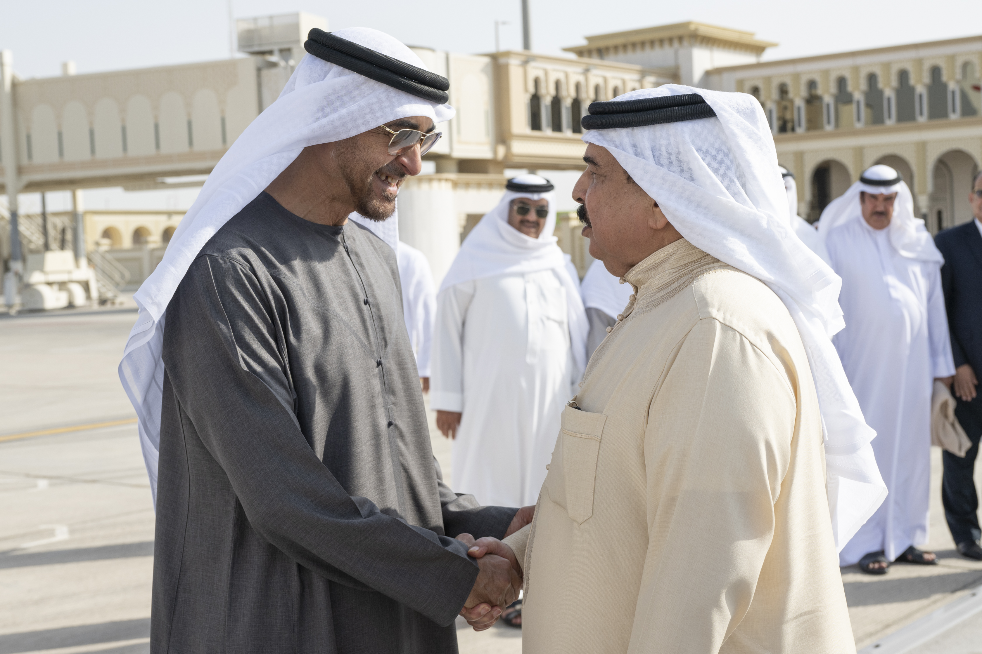 رئيس الدولة يودع ملك البحرين