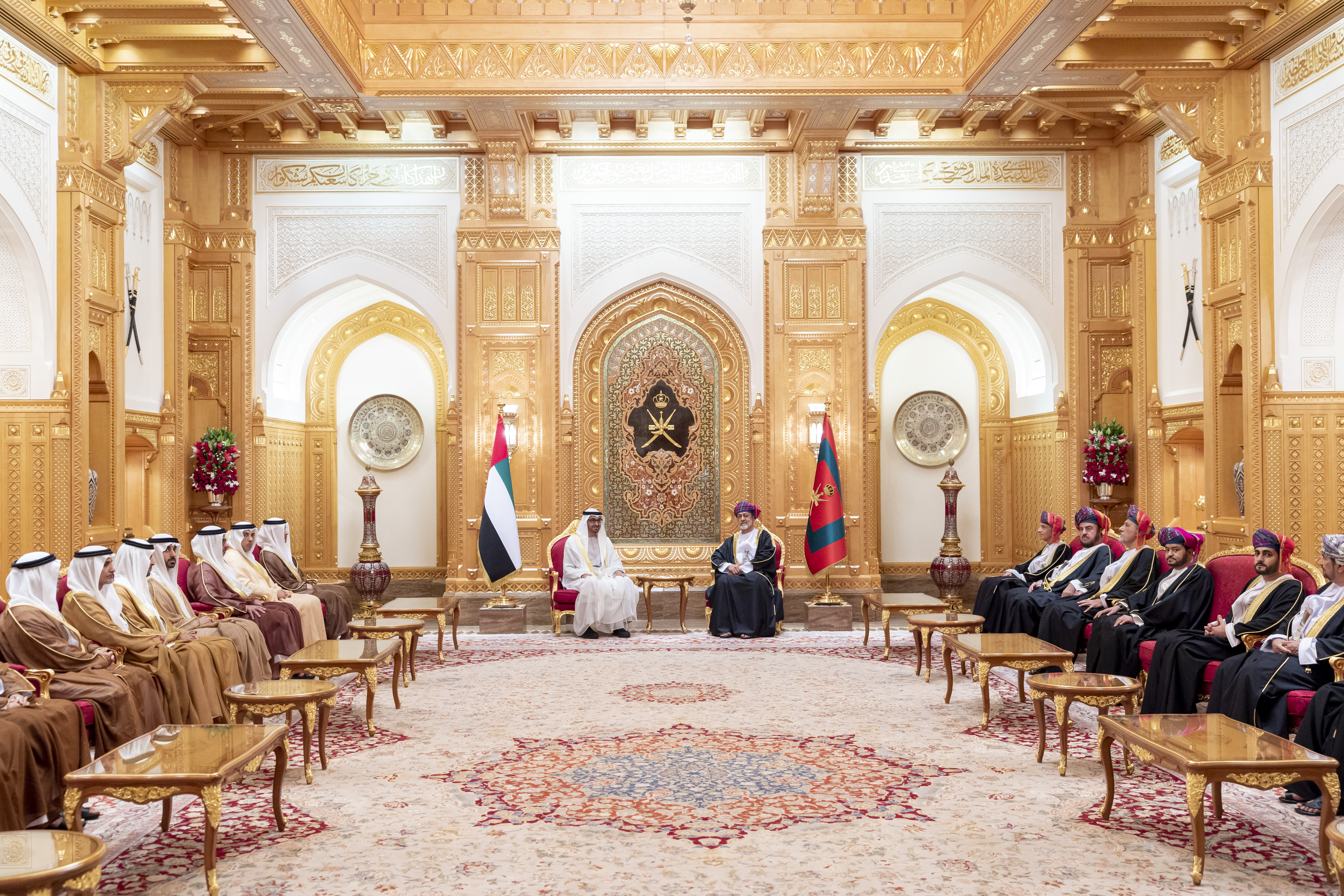 رئيس الدولة وسلطان عمان يبحثان العلاقات الأخوية والتطورات في المنطقة. #محمد_بن_زايد_في_عمان