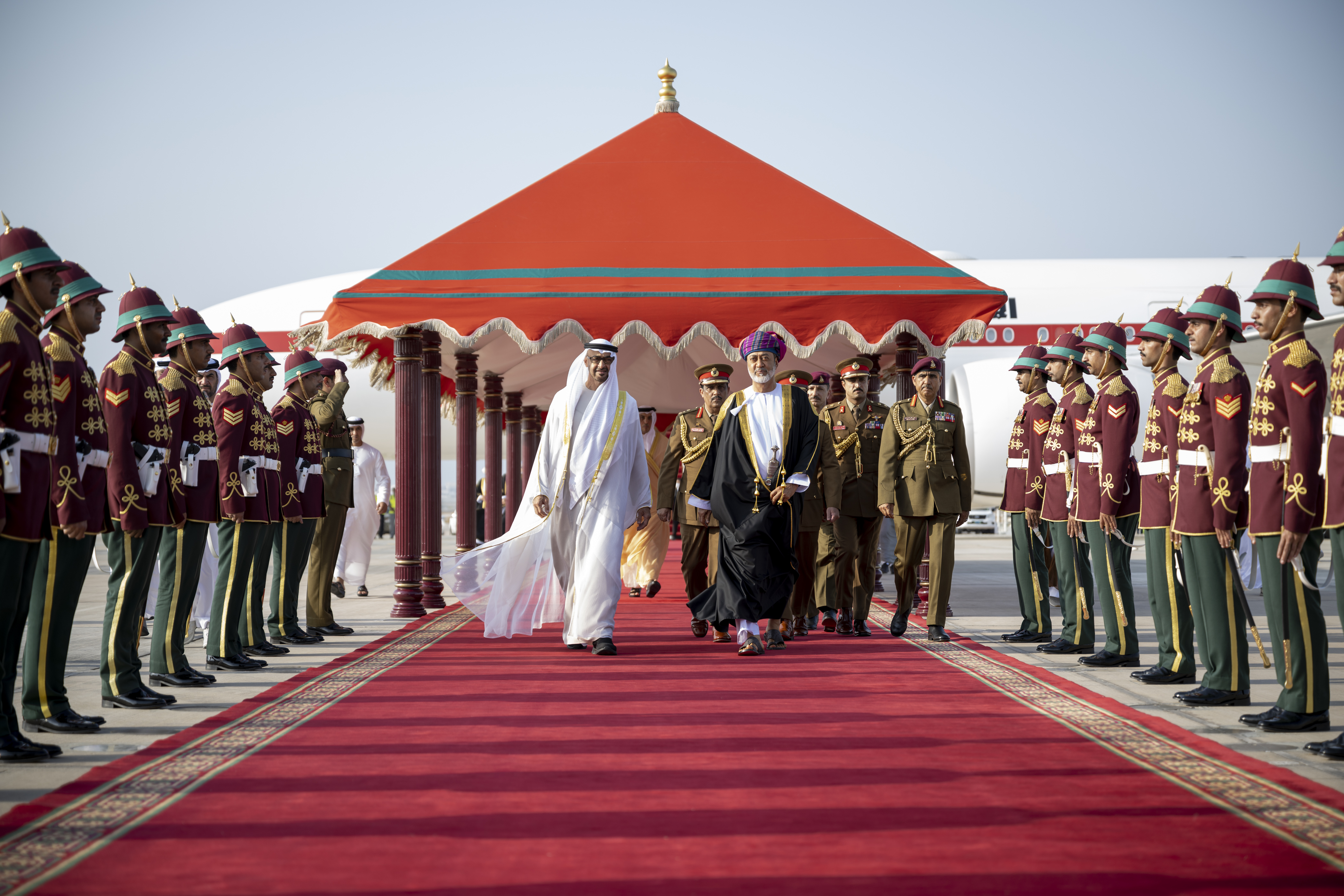 رئيس دولة الإمارات الشيخ محمد بن زايد يصل مسقط.. وسلطان عمان في مقدمة مستقبليه | #عاجل