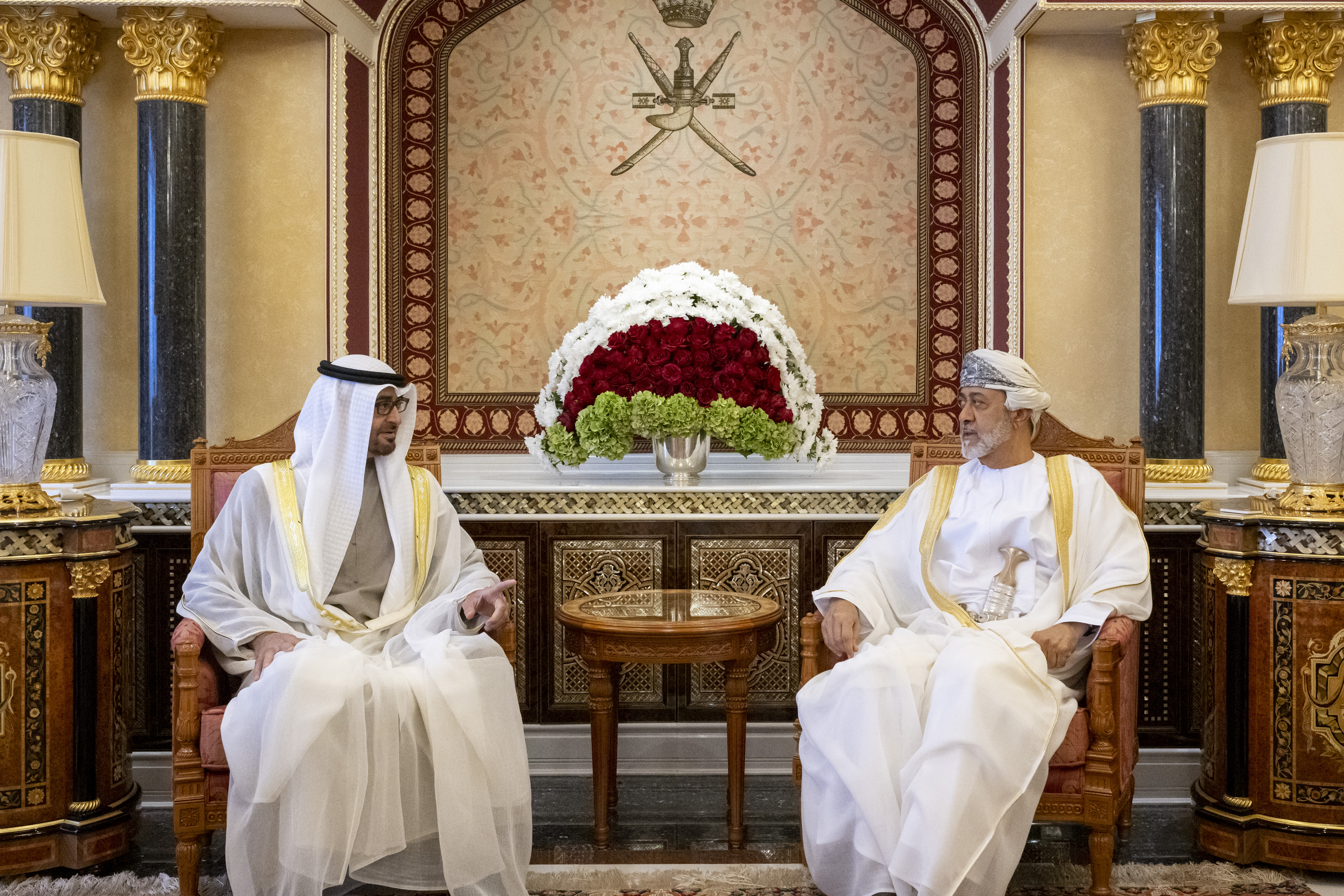 رئيس الدولة وسلطان عمان يعقدان لقاء أخويا. في قصر العلم العامر .. جرى خلاله تبادل الأحاديث الودية التي تعبر عما يجمع قيادتي البلدين الشقيقين من وشائج وروابط قوية. #محمد_بن_زايد_في_عُمان