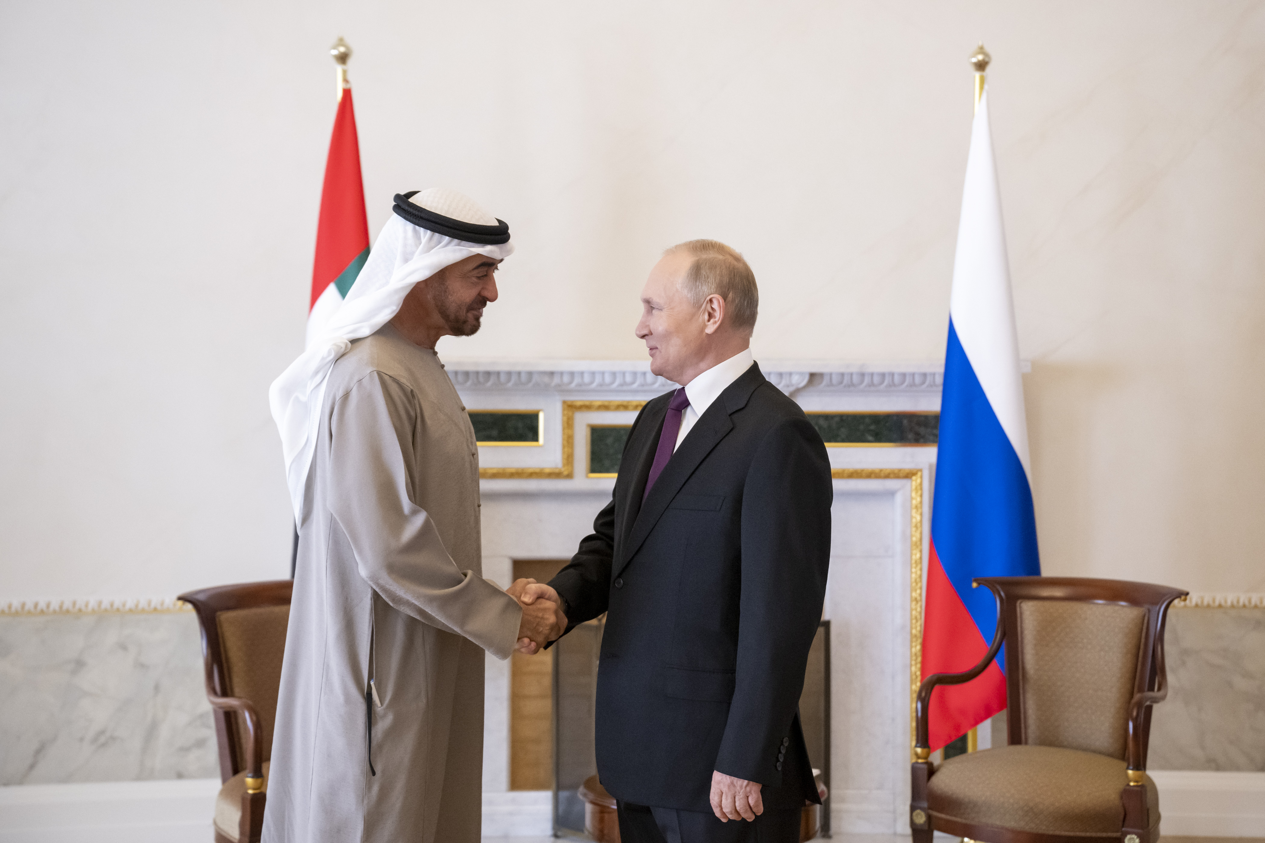 رئيس الدولة «حفظه الله» يصل موسكو ويجري محادثات مع الرئيس فلاديمير بوتين تتناول العلاقات الثنائية.