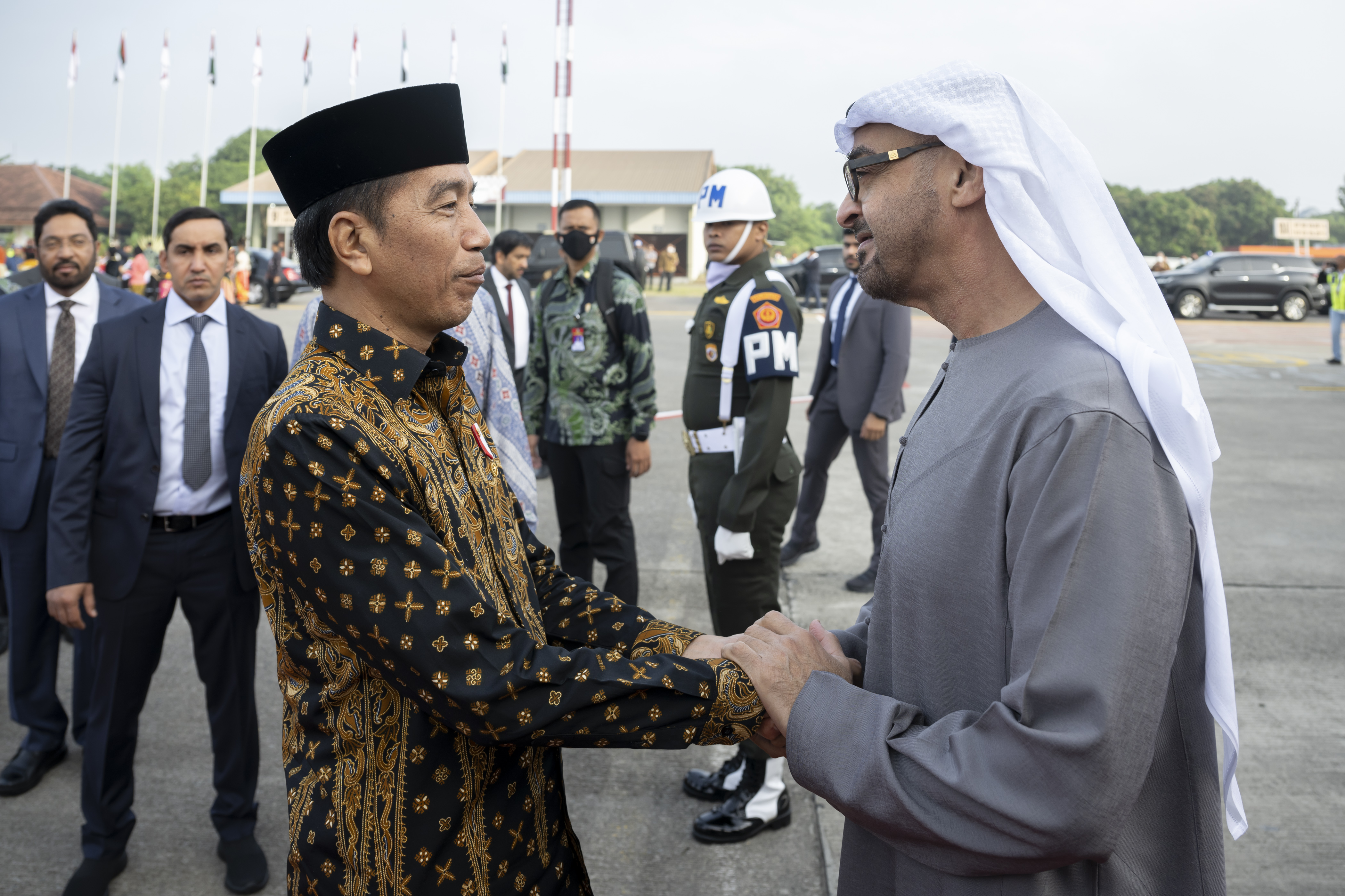 محمد بن زايد يصل جاكرتا ويعقد جلسة محادثات مع الرئيس الإندونيسي