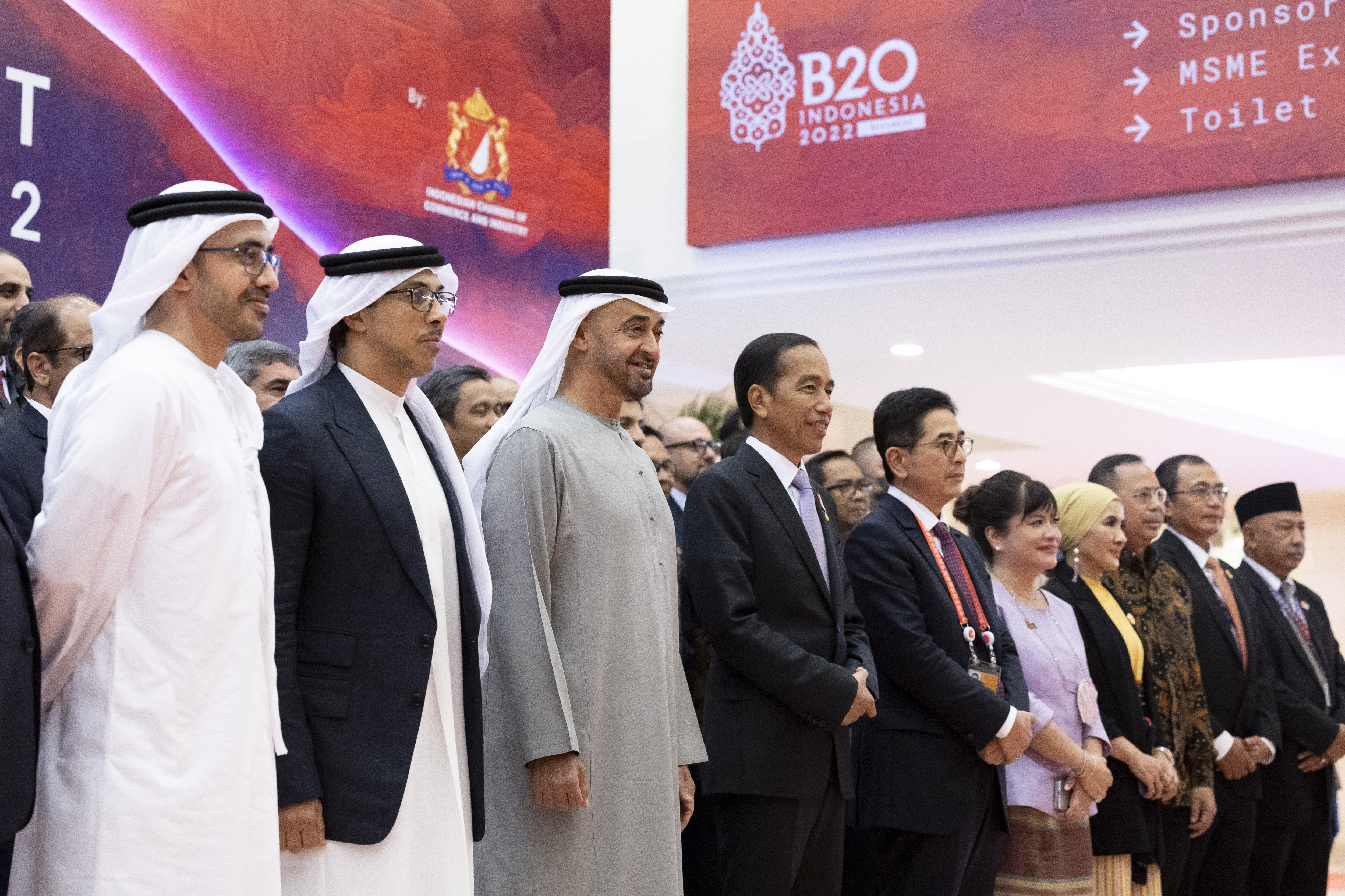رئيس الدولة يلتقي عدداً من المسؤولين ورجال الأعمال الإماراتيين والإندونيسيين المشاركين في (B20).