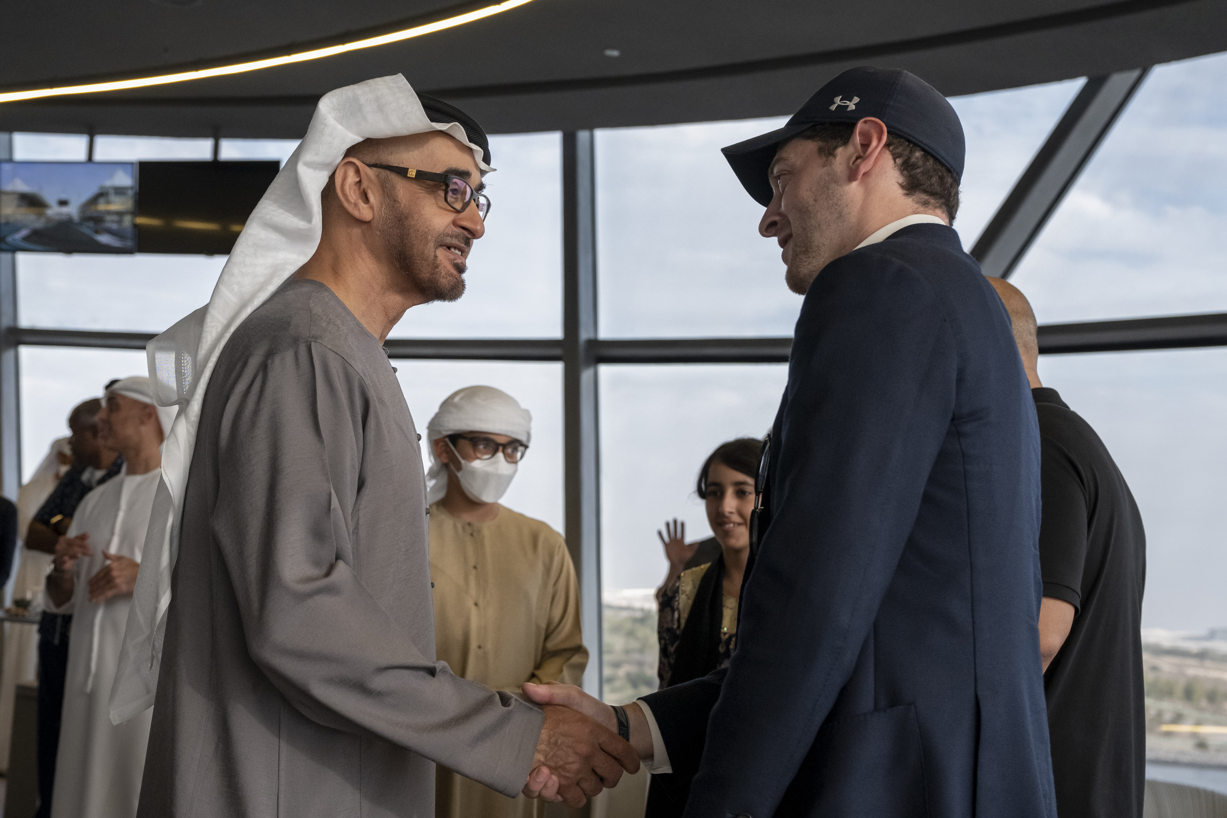 رئيس الدولة والشيوخ وضيوف الإمارات يشهدون الجولة الختامية لبطولة العالم للفورمولا1.
