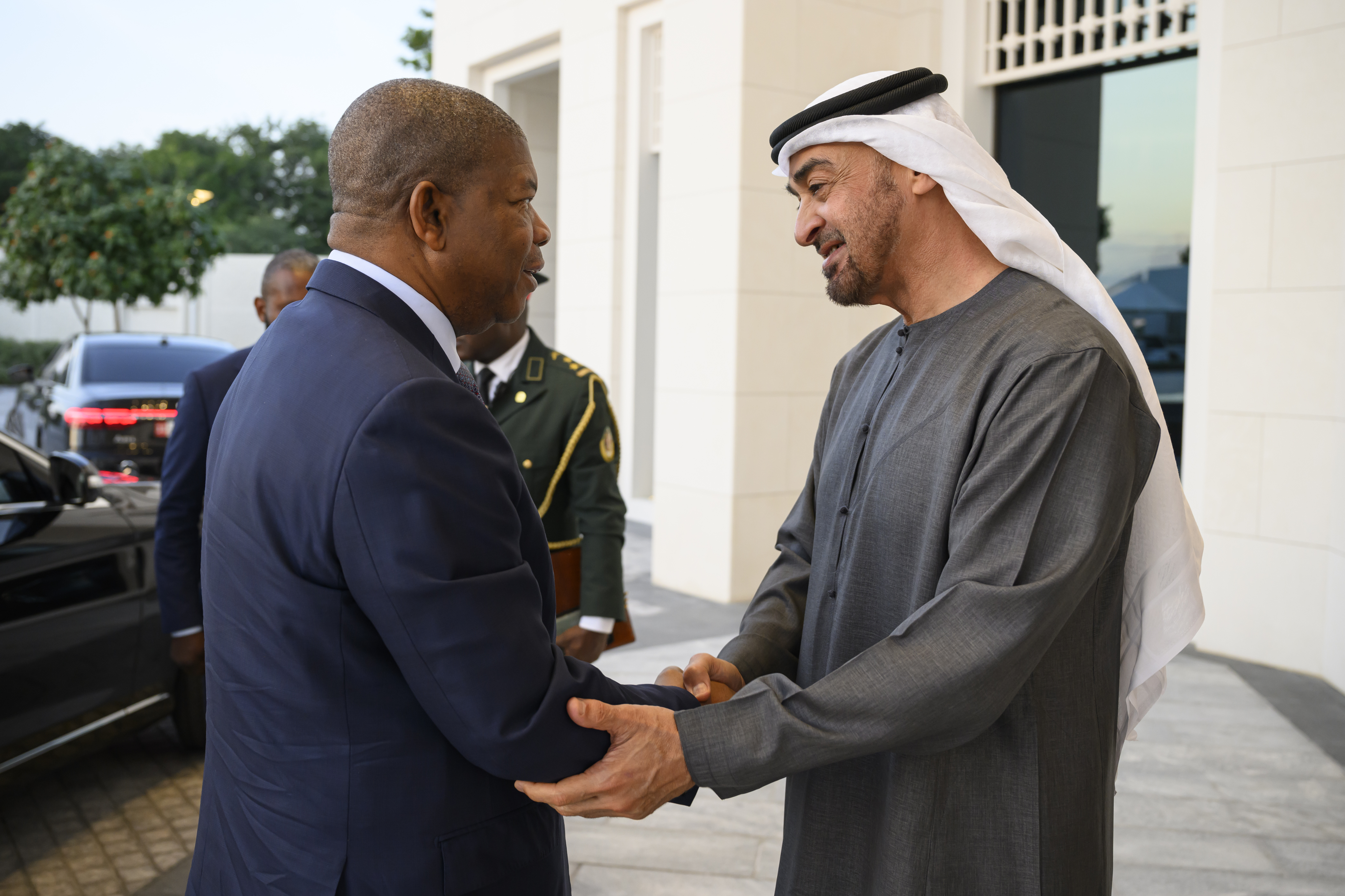 رئيس الدولة ورئيس أنغولا يبحثان العلاقات الثنائية