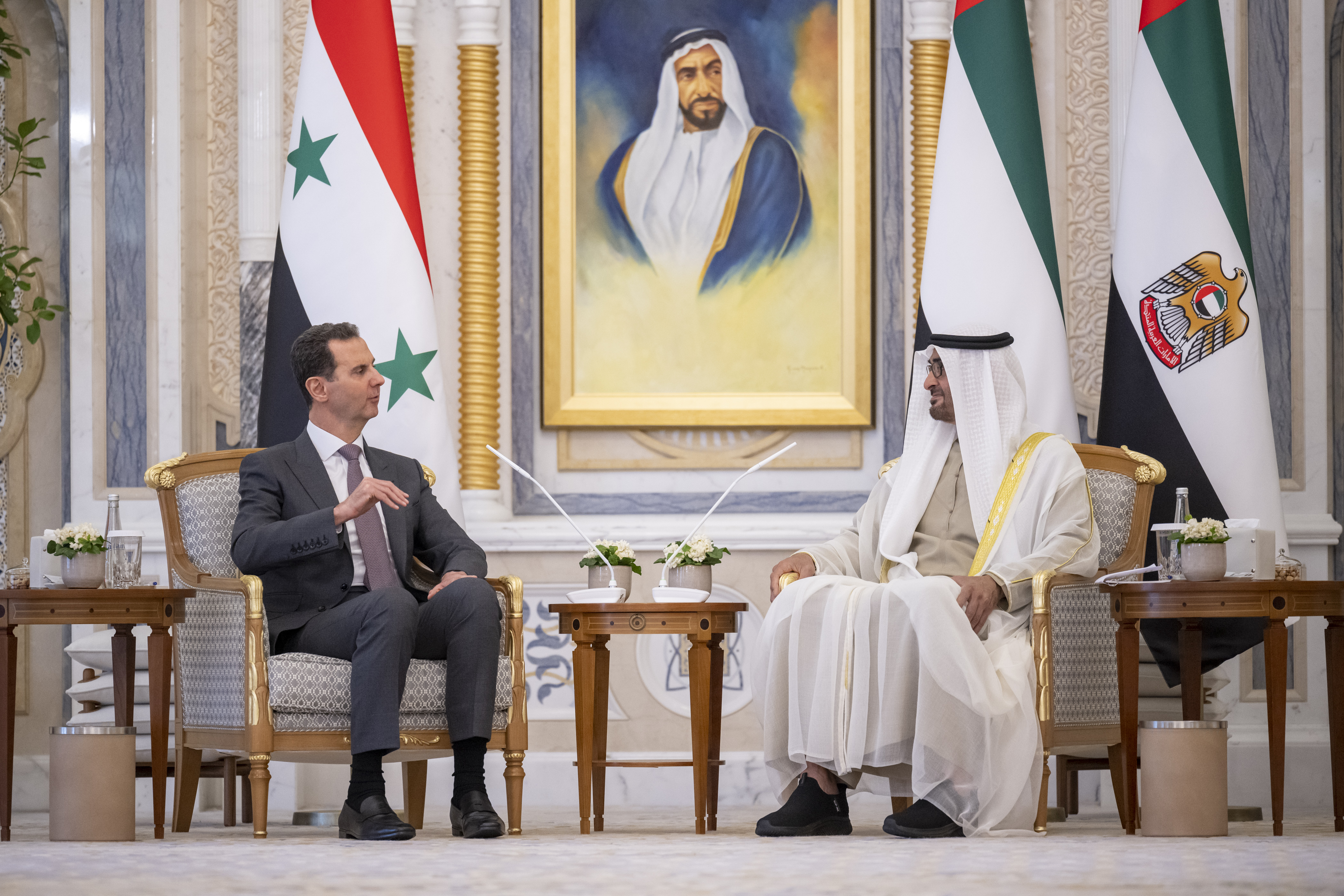 محمد بن زايد والرئيس السوري يبحثان علاقات البلدين والتطورات في المنطقة.
