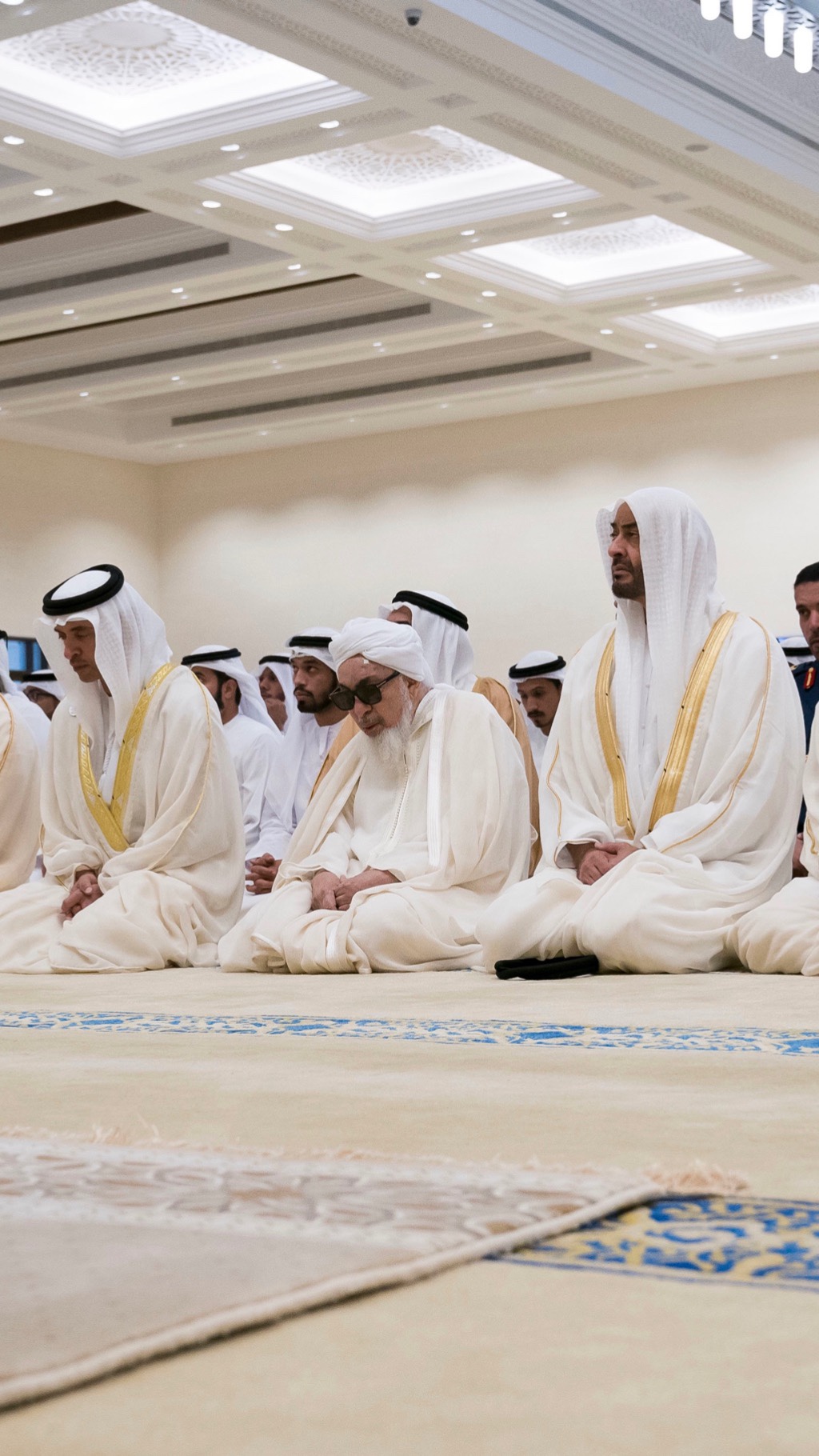 خلفيات : محمد بن زايد خلال صلاة العيد
