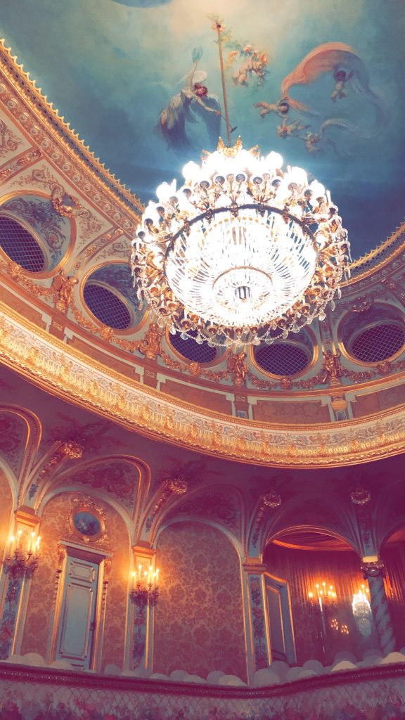 مسرح الشيخ خليفة بن زايد آل نهيان في قصر فونتانبلو.
