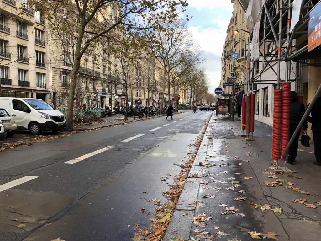 شوارع باريس وقت الامطار