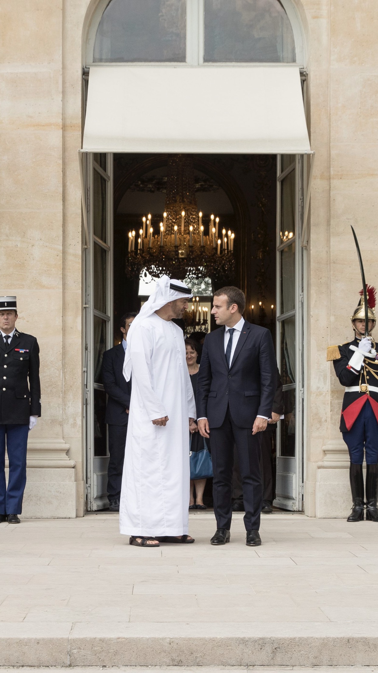 بالصور: محمد بن زايد يبحث في باريس مع الرئيس الفرنسي تعزيز علاقات الصداقة والتعاون بين البلدين ومجمل القضايا الإقليمية والدولية