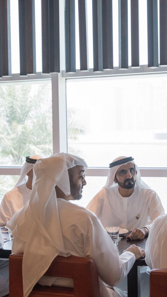 بالصور : ‏محمد بن راشد ومحمد بن زايد يتبادلان الحديث حول عدد من القضايا التي تهم الوطن والمواطنين خلال لقائهما في أبوظبي